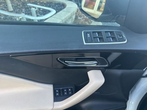 Used 2018 Jaguar F-PACE Premium image 8