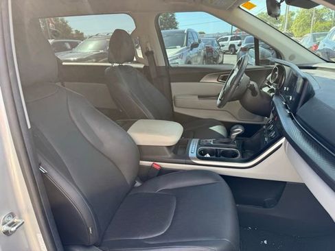 Used 2023 Kia Carnival LX image 10