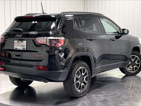 Used 2025 Jeep Compass Trailhawk w/ Sun & Sound Group AWD/4WD image 13