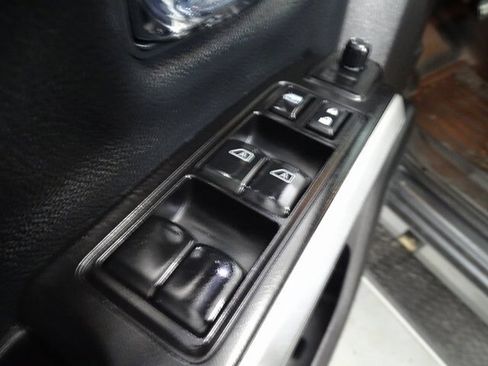 Used 2017 Nissan Titan SL w/ SL Towing Convenience Package image 9