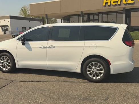 Used 2026 Chrysler Pacifica Limited AWD/4WD image 6