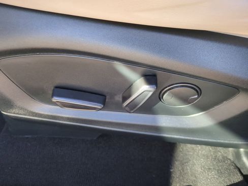 Used 2022 Ford Explorer XLT w/ Equipment Group 202A image 17