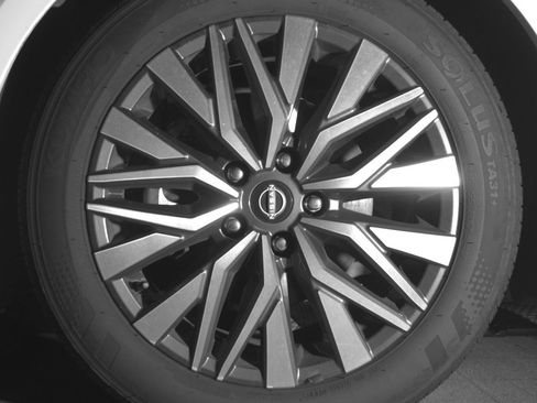 Used 2025 Nissan Altima 2.5 SV FWD image 12