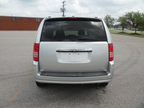 Used 2010 Chrysler Town & Country Touring FWD image 11