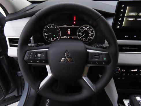 New 2025 Mitsubishi Outlander SE image 14