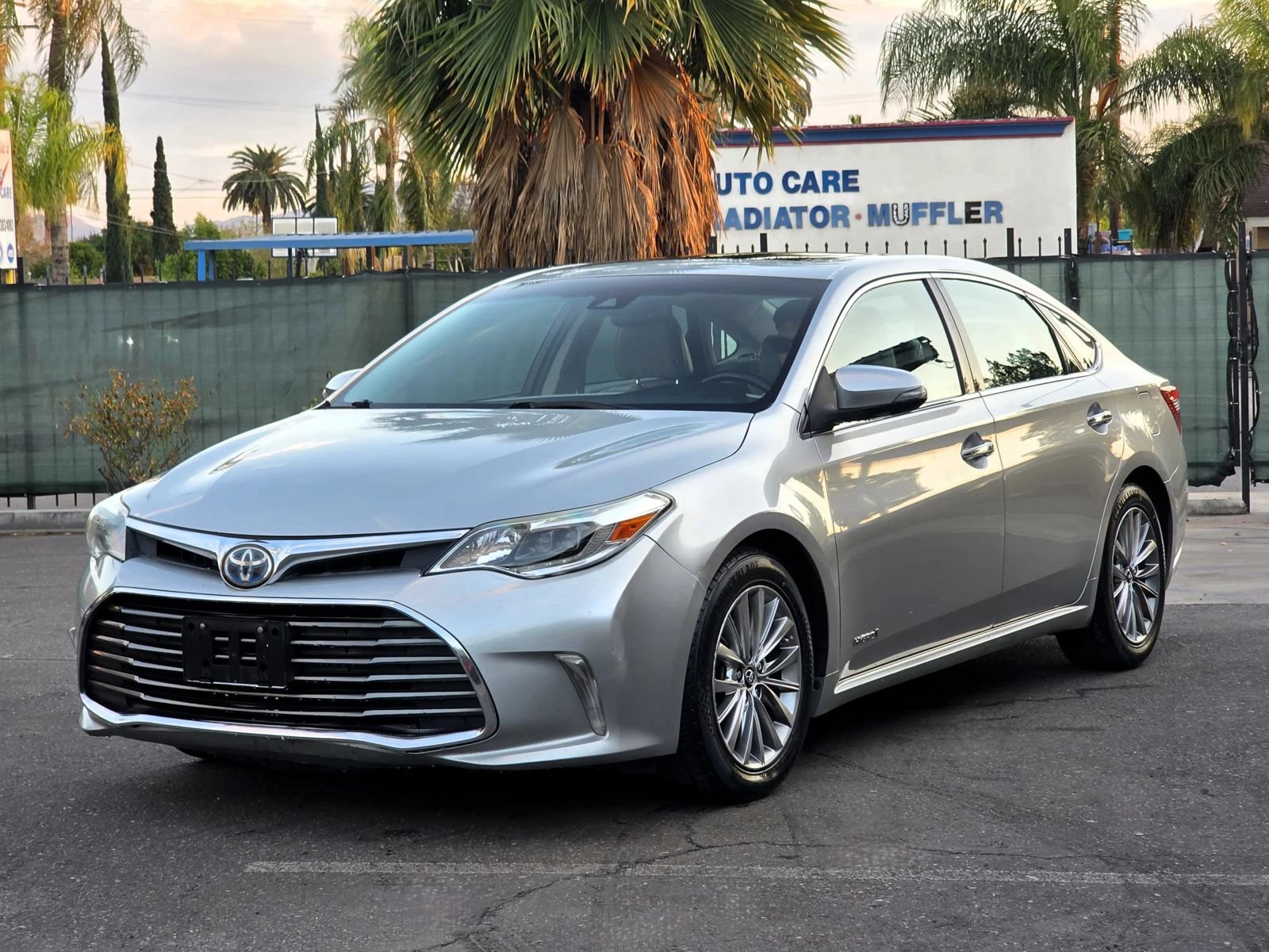 Used 2016 Toyota Avalon Limited w/ Toyota Safety Sense Package FWD image 1