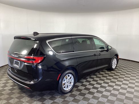 Used 2023 Chrysler Pacifica Touring-L FWD image 2