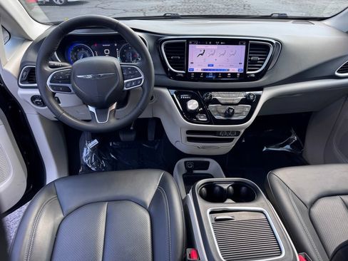 Used 2023 Chrysler Pacifica Touring-L FWD image 5