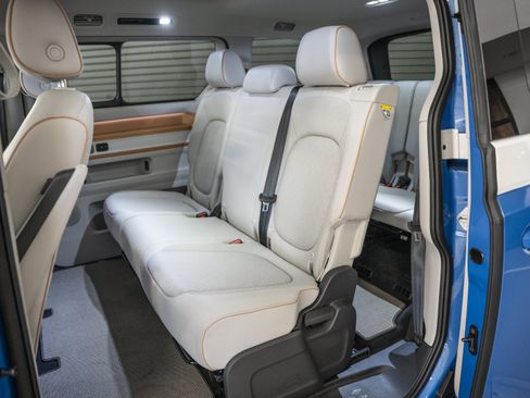 Used 2025 Volkswagen ID. Buzz 1st Edition RWD image 27