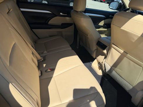 Used 2018 Toyota Highlander XLE AWD/4WD image 25