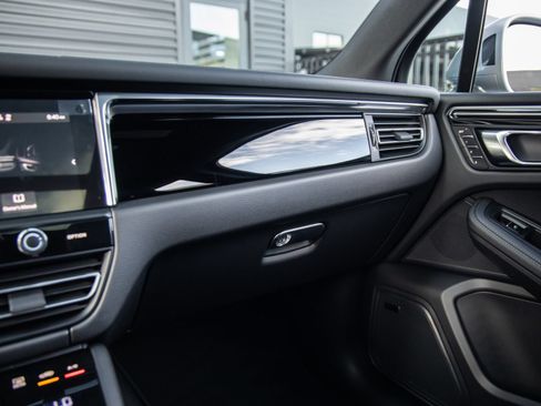 Certified 2026 Porsche Macan AWD/4WD image 32