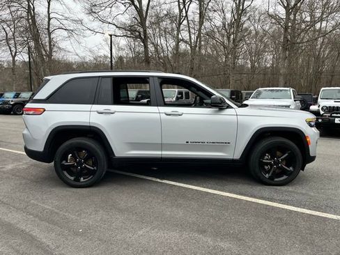 Used 2024 Jeep Grand Cherokee Altitude AWD/4WD image 5