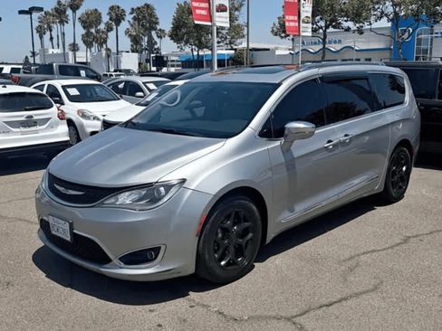Used 2018 Chrysler Pacifica Limited FWD image 3
