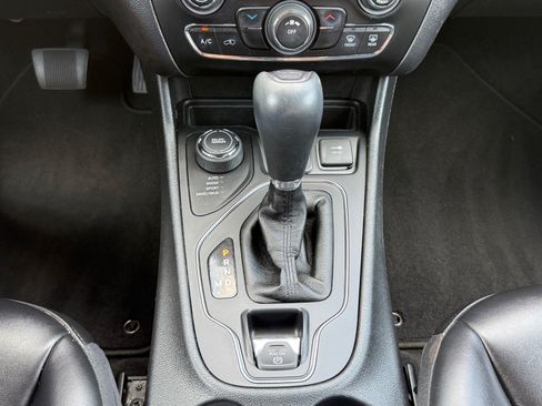 Used 2020 Jeep Cherokee Latitude Plus AWD/4WD image 19