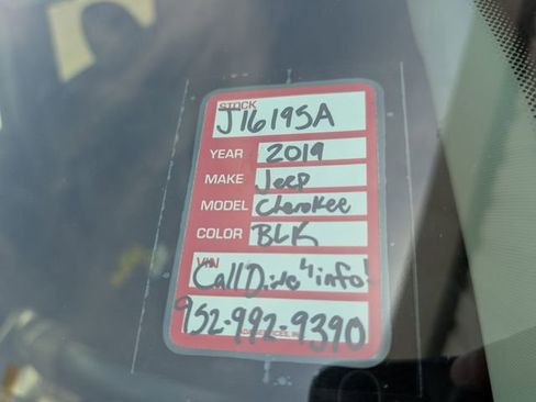 Used 2019 Jeep Cherokee Trailhawk w/ Comfort/Convenience Group AWD/4WD image 24