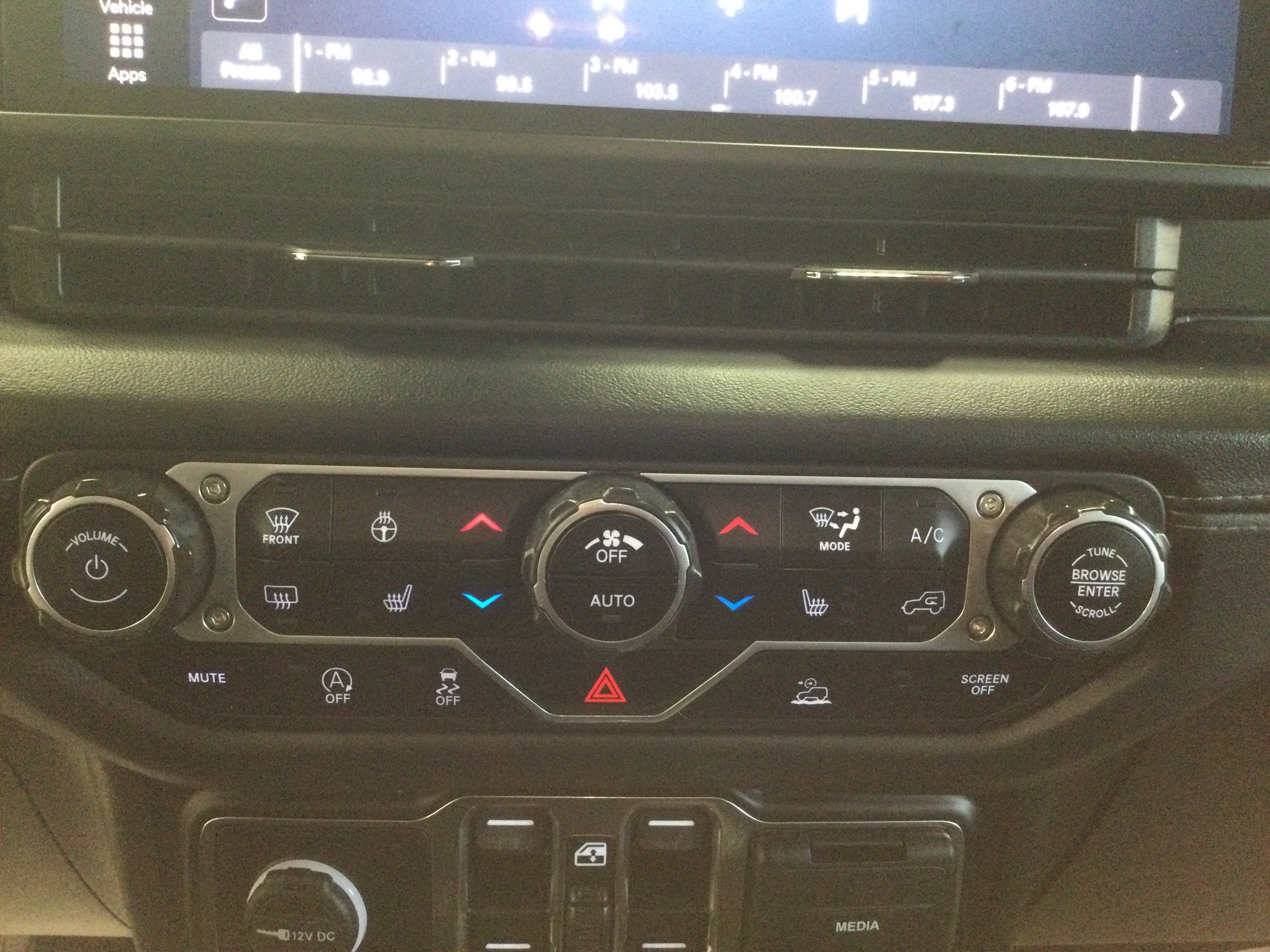 Used 2024 Jeep Gladiator Mojave w/ Technology Group AWD/4WD image 15