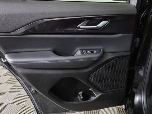 Used 2023 Jeep Grand Cherokee Laredo image 28