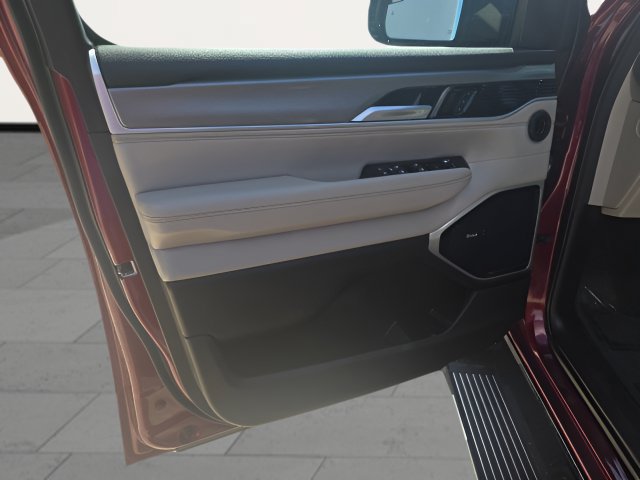 Used 2025 Jeep Wagoneer Series III w/ Premium Group I AWD/4WD image 11