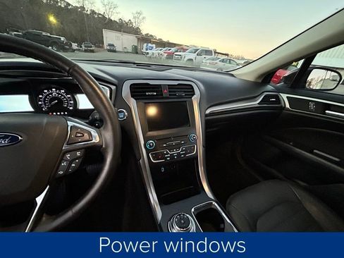 Used 2017 Ford Fusion SE w/ Fusion SE Technology Package image 29