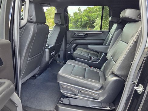 Used 2025 Chevrolet Suburban LT w/ Comfort Package RWD image 4