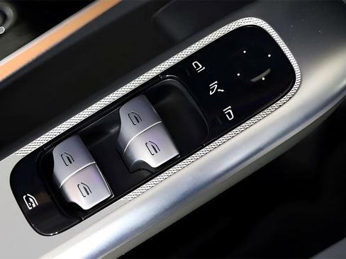 Used 2024 Mercedes-Benz GLC 300 4MATIC image 26