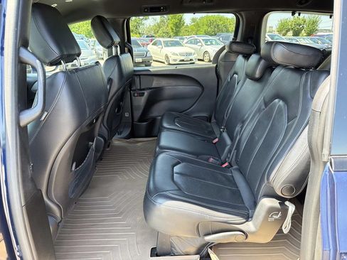 Used 2019 Chrysler Pacifica Touring-L w/ Advanced Safetytec Group FWD image 22