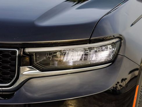 Certified 2024 Jeep Grand Cherokee L Limited w/ Luxury Tech Group II image 4