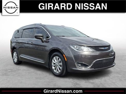 Used 2018 Chrysler Pacifica Touring-L image 1