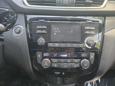 Used 2015 Nissan Rogue SV w/ SV Moonroof Package FWD image 18