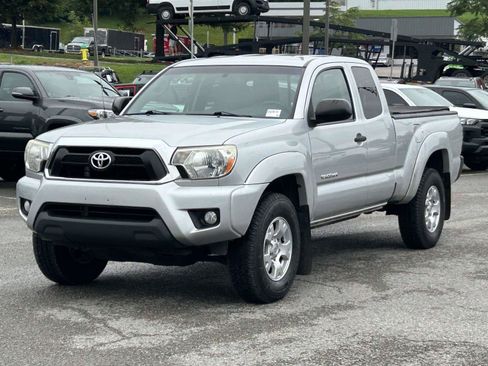 Used 2013 Toyota Tacoma 4x4 Access Cab V6 w/ SR5 Pkg image 3