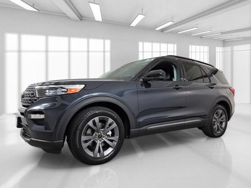 Used 2023 Ford Explorer XLT w/ Equipment Group 202A RWD image 2