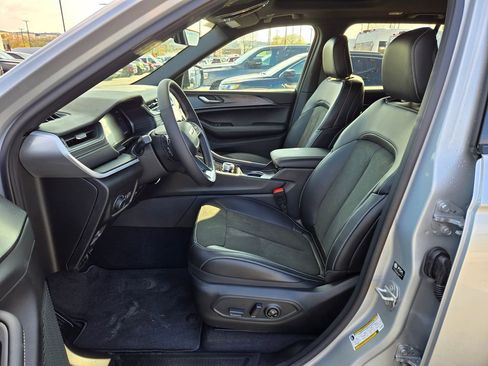 New 2025 Jeep Grand Cherokee Altitude image 14