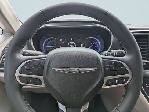 Used 2024 Chrysler Pacifica Limited FWD image 30
