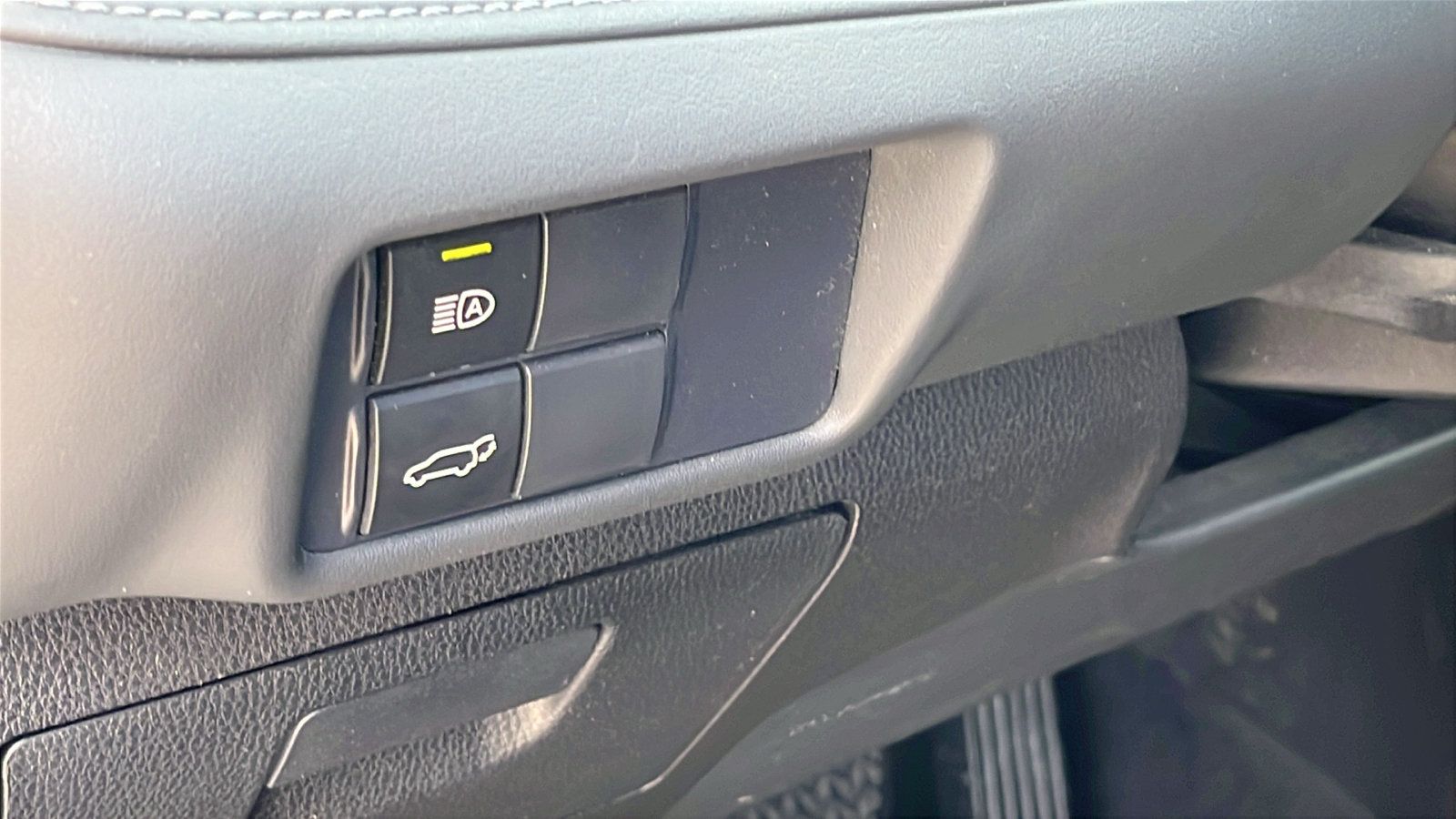 Used 2021 Toyota Highlander XSE FWD image 13