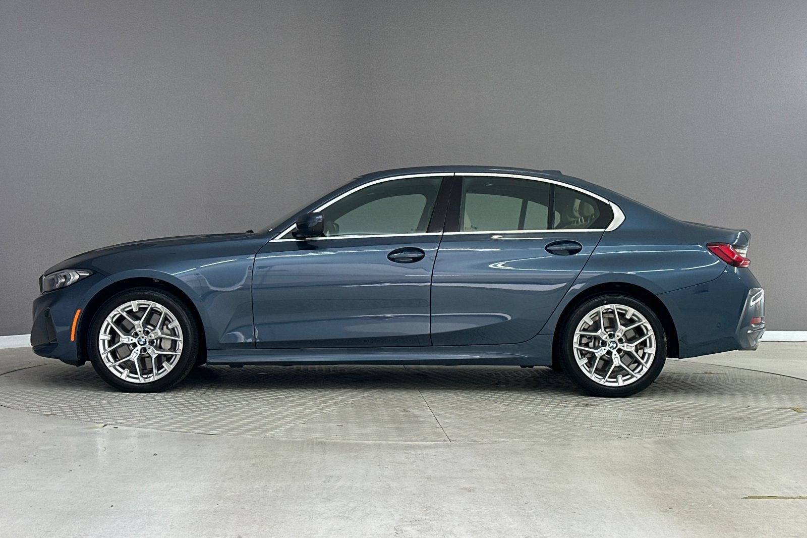Certified 2025 BMW 330i Sedan RWD image 2