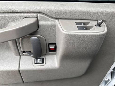 Used 2022 Chevrolet Express 2500 RWD image 21