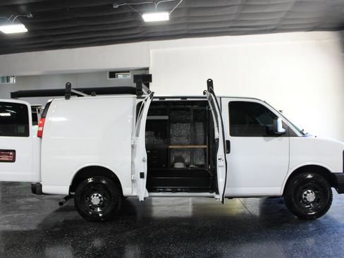 Used 2011 Chevrolet Express 2500 RWD image 21