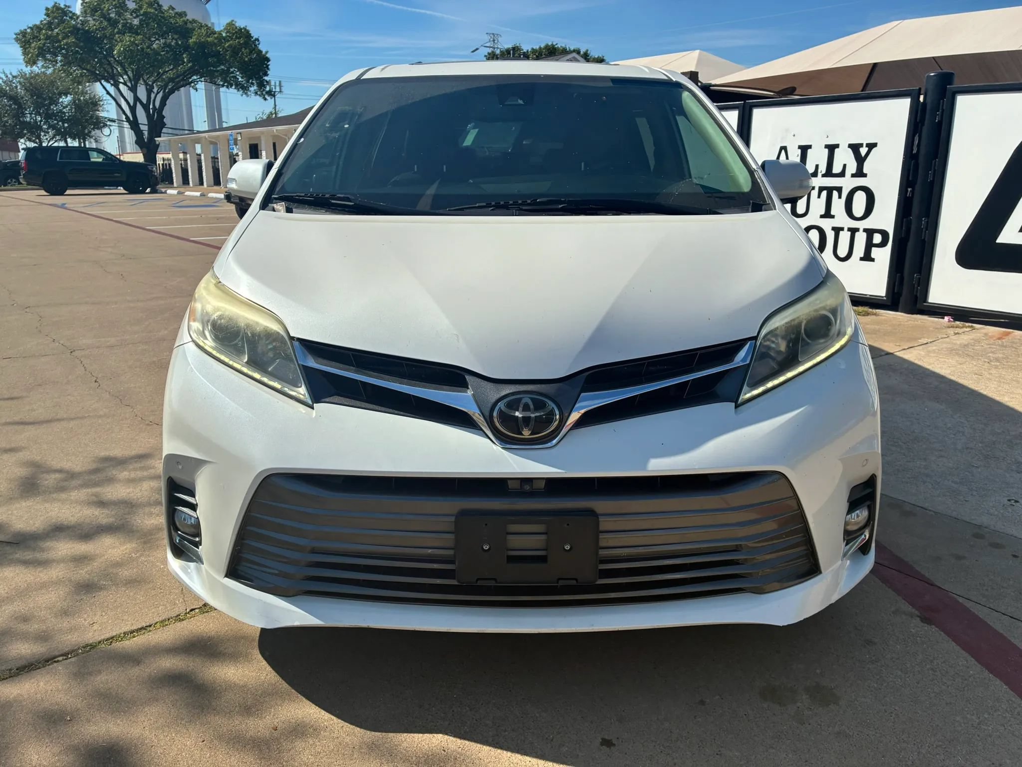 Used 2019 Toyota Sienna Limited Premium FWD image 2