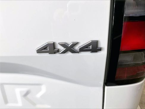 Used 2025 Nissan Frontier SV image 29