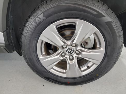 Used 2023 Toyota RAV4 LE AWD/4WD image 11