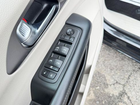 Used 2023 Chrysler Pacifica Touring-L FWD image 18