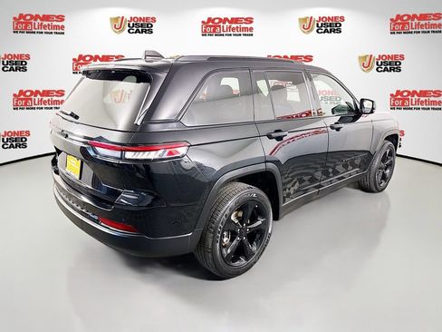 Used 2023 Jeep Grand Cherokee Altitude AWD/4WD image 17
