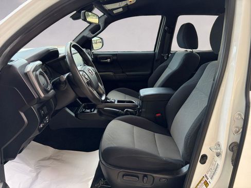 Used 2022 Toyota Tacoma TRD Sport image 9