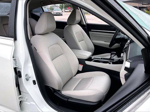 Used 2023 Nissan Altima 2.5 SV FWD image 9