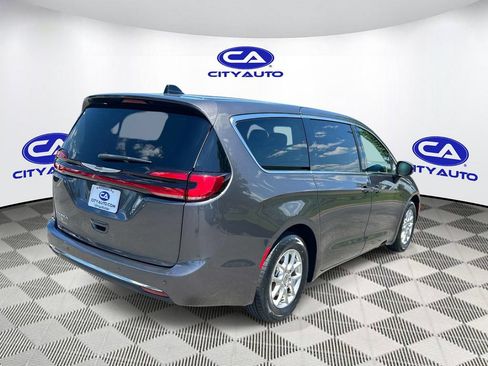 Used 2023 Chrysler Pacifica Touring-L FWD image 4