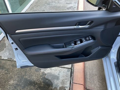 New 2025 Nissan Altima 2.5 SR image 11