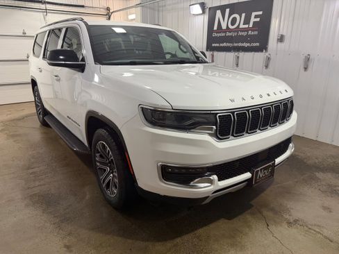 Used 2024 Jeep Wagoneer L Series II w/ Flexible Seating Group AWD/4WD image 2