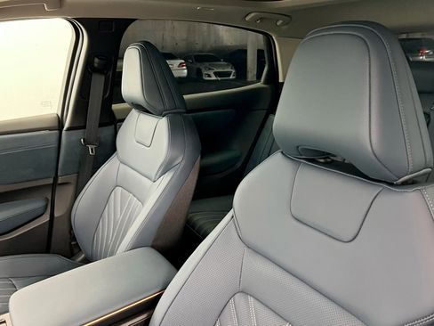 New 2025 Nissan Ariya Platinum image 16