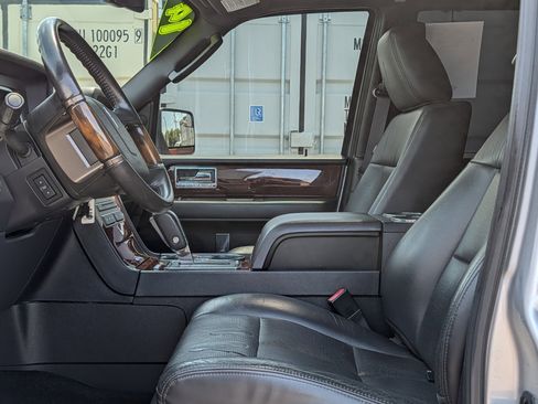 Used 2014 Lincoln Navigator 2WD image 22
