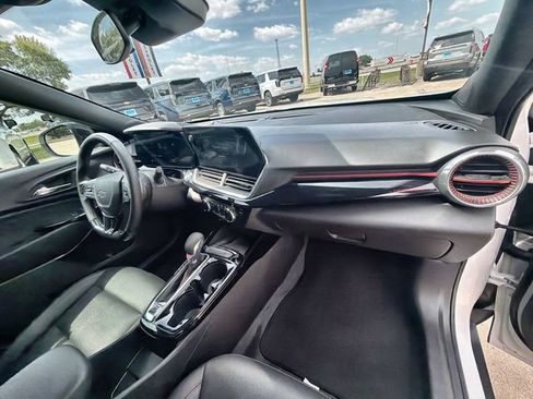Certified 2025 Chevrolet Trax RS w/ Sunroof Package FWD image 28